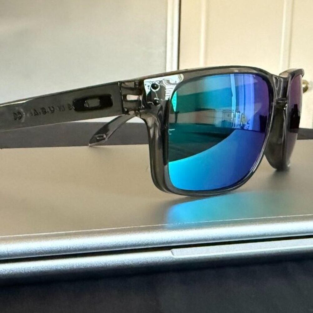 OO9102 Oakley Holbrook Smoke Gray Frame Prizm Polarized Green Reflective Lenses